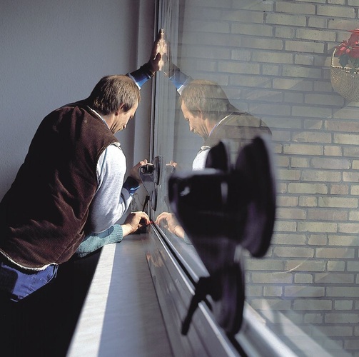 Das Kleben von Isolierglasfenstern bringt eine Reihe von Vorteilen. Zum Nachweis der Funktionsfähigkeit der Systeme unter Einbeziehung des Isolierglases sind jedoch zusätzliche Bauteilprüfungen erforderlich.