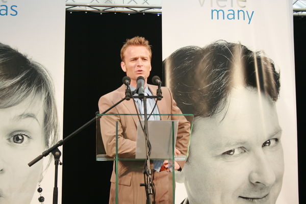 Stefan Holtgreife: Um auch in den kommenden 25 Jahre erfolgreich am Markt agieren zu können, stärken und verbessern wir konsequent unsere Betriebsprozesse und unsere globale Geschäftstätigkeit durch zukunftsweisende Investitionen. - © Matthias Rehberger, GLASWELT
Stefan Holtgreife: Um auch in den kommenden 25 Jahre erfolgreich am Markt agieren zu können, stärken und verbessern wir konsequent unsere Betriebsprozesse und unsere globale Geschäftstätigkeit durch zukunftsweisende Investitionen. - Matthias Rehberger, GLASWELT