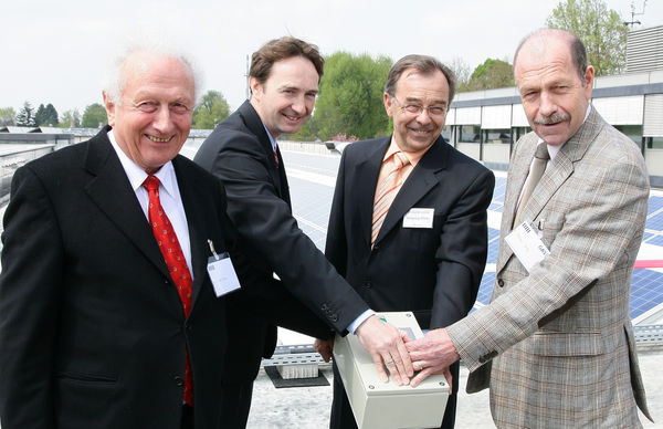 Bei der Eröffnung der Solaranlage (v.l.): Aufsichtsratsvorsitzender Dr. Fritz Garnter, Gartner-Geschäftsführer Klaus Lother, Wolfgang Walter und der Investor Dietmar Lang - Daniel Mund - © Daniel Mund
