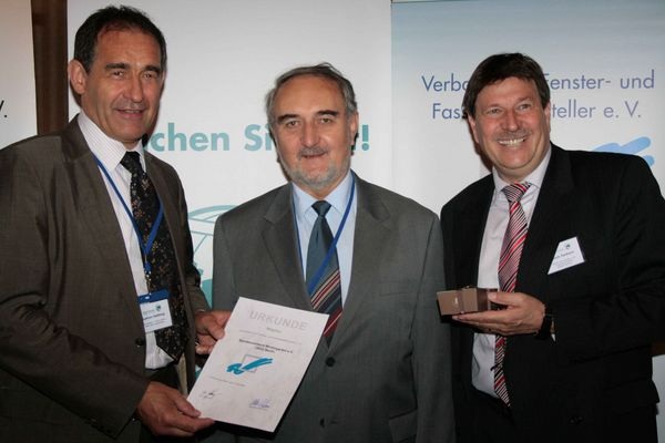 VFF-Präsident Bernhard Helbing überreicht Dr. Steffen Spenke, Geschäftsführer des Bundesverband Wintergarten die Beitrittsurkunde des VFF, rechts VFF-Geschäftsführer Ulrich Tschorn. - Bild: Matthias Rehberger, GLASWELT - © Bild: Matthias Rehberger, GLASWELT
VFF-Präsident Bernhard Helbing überreicht Dr. Steffen Spenke, Geschäftsführer des Bundesverband Wintergarten die Beitrittsurkunde des VFF, rechts VFF-Geschäftsführer Ulrich Tschorn. - Bild: Matthias Rehberger, GLASWELT - © Bild: Matthias Rehberger, GLASWELT