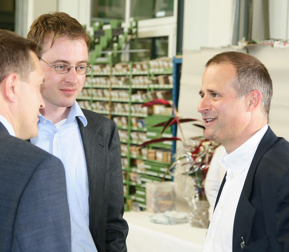 Christof Stürm (r.) im Gespräch mit Gästen auf der Feierstunde - Daniel Mund