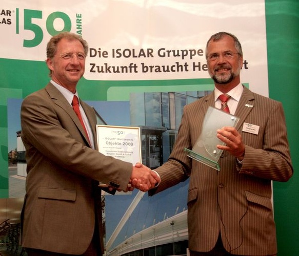 Den 1. Preis des Isolar Wettbewerbs erhielt Wolfgang Wies (re.) als Stellvertreter der Hunsrücker Glasveredelung Wagener GmbH. - Matthias Rehberger, GLASWELT