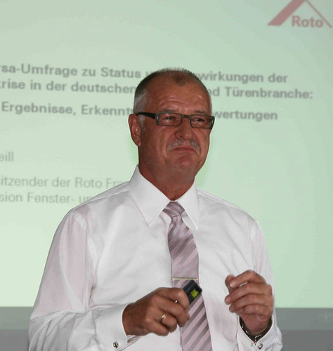 Der Vorstandsvorsitzende Dr. Eckhard Keill verkündet auf der Pressekonferenz am 25.08.2009 in Leinfelden-Echterdingen die Ergebnisse der Forsa-Studie. - GLASWELT Daniel Mund
