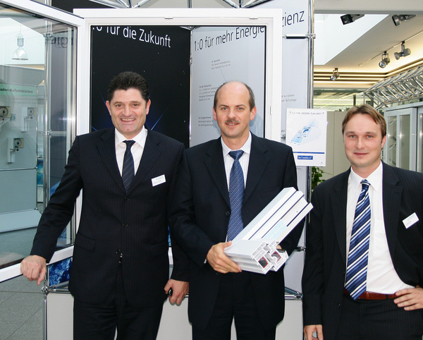 Geschäftsführer Wolfgang Sandhaus, Leiter Technik Frank Zierke und Marketingleiter Christian Wild bei der Vorstellung des neuen Fensterprofils. - Daniel Mund/GLASWELT - © Daniel Mund/GLASWELT
Geschäftsführer Wolfgang Sandhaus, Leiter Technik Frank Zierke und Marketingleiter Christian Wild bei der Vorstellung des neuen Fensterprofils. - Daniel Mund/GLASWELT - © Daniel Mund/GLASWELT