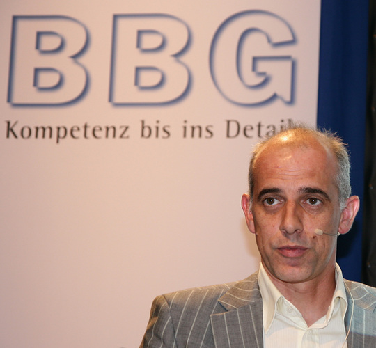 Gerhard Hörtrich auf dem Innovationstag bei BBG: "Beinahe täglich bekommen wir Anfragen von Systemanbietern und Fensterbauern." - © Daniel Mund/GLASWELT
Gerhard Hörtrich auf dem Innovationstag bei BBG: "Beinahe täglich bekommen wir Anfragen von Systemanbietern und Fensterbauern." - Daniel Mund/GLASWELT