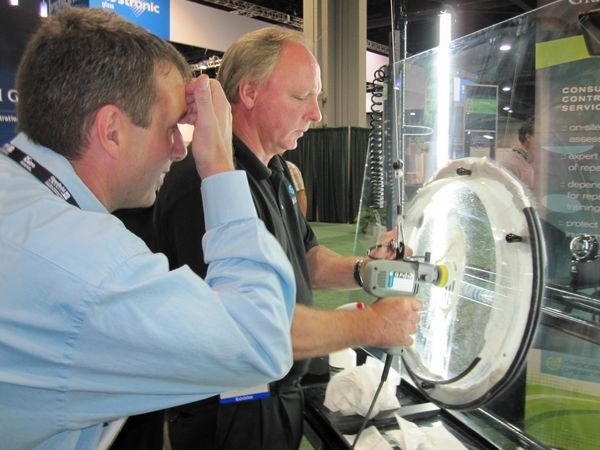 Kontrolle mittels Webcam: Während der Verarbeiter die Kratzer bei einer Scheibe entfernt, nimmt die Kamera den Vorgang von der anderen Seite auf und speichert den Vorgang, z. B. für Reklamationsfälle. - Matthias Rehberger