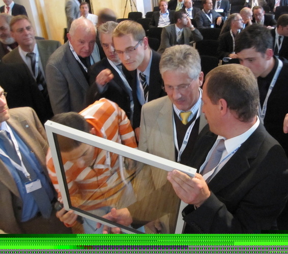 Großer Andrang beim Thema Vakuumisolierglas. Die Verarbeiter wollten wissen, wie so ein Fenster aussehen kann. - Matthias Rehberger/GLASWELT