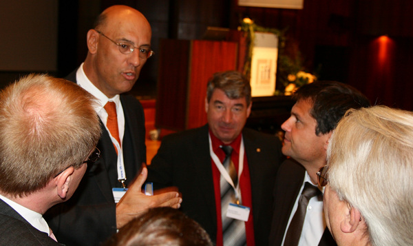 Fachleute und Referent Prof. Niemöller diskutieren über die Problematik beim Spontanbruch von ESG. - Daniel Mund/GLASWELT