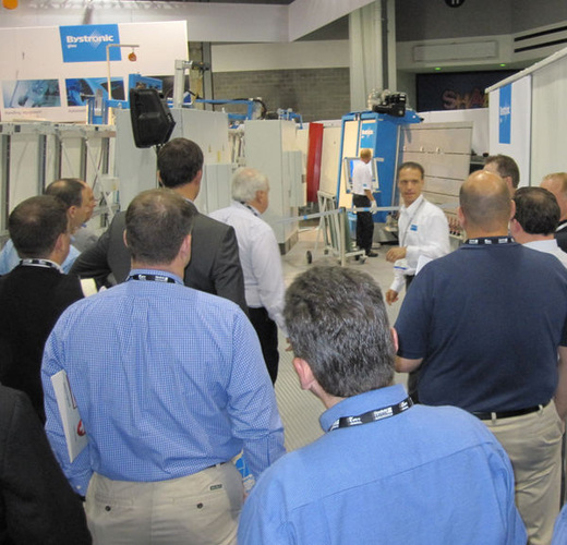 Full House: Bei den Praxisvorführungen der Bystronic glass group stand die neue, kombinierte ISO-Linie mit der sich auch Fenster verkleben lassen, im Fokus der Besucher. Full House: Bei den Praxisvorführungen der Bystronic glass group stand die neue, kombinierte ISO-Linie mit der sich auch Fenster verkleben lassen, im Fokus der Besucher.
