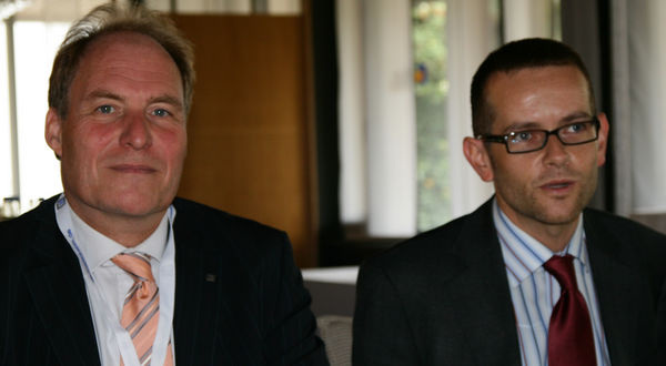 as Führungsduo des ift: Ulrich Sieberath/Institutsleiter, Dr. Jochen Peichl/Geschäftsführer Finanzen auf der Pressekonferenz. - Daniel Mund/GLASWELT