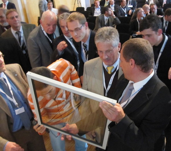 Großer Andrang beim Thema Vakuumisolierglas. Die Verarbeiter wollten wissen, wie so ein Fenster aussehen kann. - Daniel Mund/GLASWELT