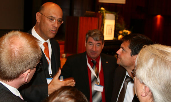 Fachleute und Referent Prof. Niemöller diskutieren über die Problematik beim Spontanbruch von ESG. - Daniel Mund/GLASWELT