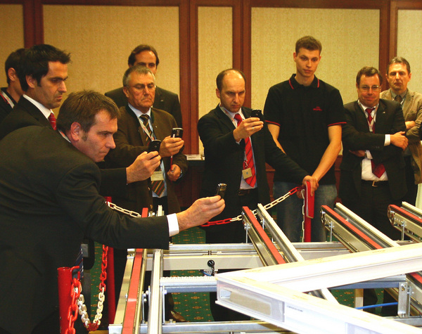 Auf dem Innovationstag in Karlsruhe wurde dem sehr interessierten Publikum die patentierte Praxis des Ausschäumen vorgeführt. - Daniel Mund/GLASWELT