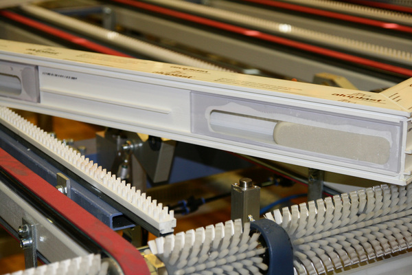 Der eingespritzte PU-Schaum kann weite Strecken im Profil zurücklegen und den gesamten Hohlraum ausfüllen. - Daniel Mund/GLASWELT