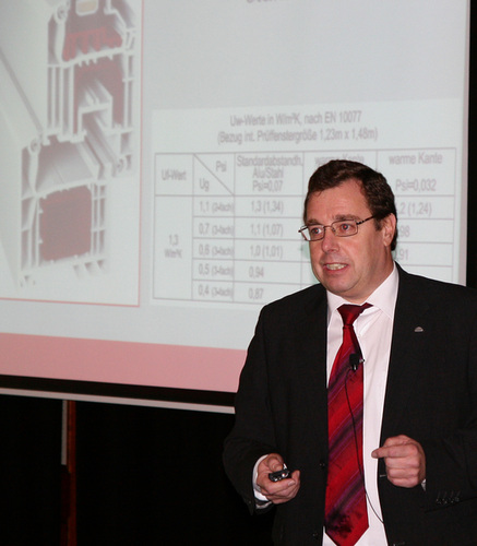 Der technische Leiter von aluplast Dr. Schuhmann erläuterte auf dem Innovationstag die Vorzüge von energeto "foam inside". - Daniel Mund/GLASWELT