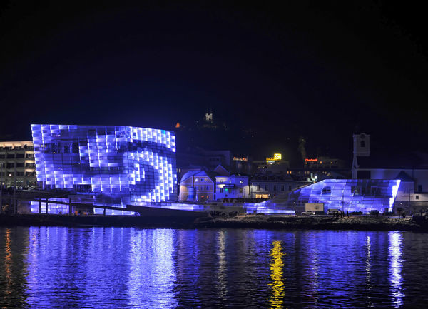 Die Gebäudehülle des AEC wird durch visuelle Inszenierungen zu einer transparenten Lichtskulptur. - Ars Electronica Center, Foto: Stadtkommunikation Linz - © Ars Electronica Center, Foto: Stadtkommunikation Linz
