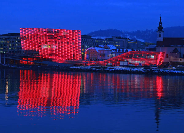 Die abwechselnd transparent oder matt wirkenden Fassadenflächen des AEC werden abends im Zwischenbereich hinterleuchtet. - Ars Electronica Center, Foto: rubra - © Ars Electronica Center, Foto: rubra
Die abwechselnd transparent oder matt wirkenden Fassadenflächen des AEC werden abends im Zwischenbereich hinterleuchtet. - Ars Electronica Center, Foto: rubra - © Ars Electronica Center, Foto: rubra