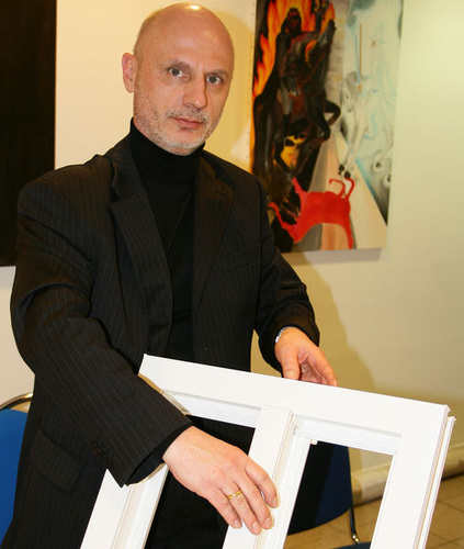 Norbert Scheiderer präsentiert den neuen Pfostenverbinder. - Daniel Mund/GLASWELT