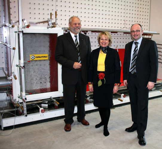 Vor dem neuen Fensterprüfstand im Neubau des Prüf- und Innovationszentrum: Petra Hautau mit den beiden Prokuristen Klaus-Dieter Vehling (l.) und Martin Beißner. - Rehberger / GLASWELT