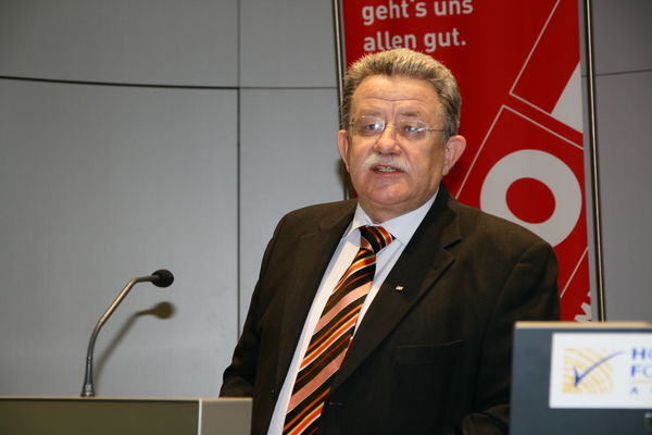 Volker Neumeyer von Internorm stellt die Plattform für Fenster und Fensterfassaden vor - Daniel Mund / GLASWELT