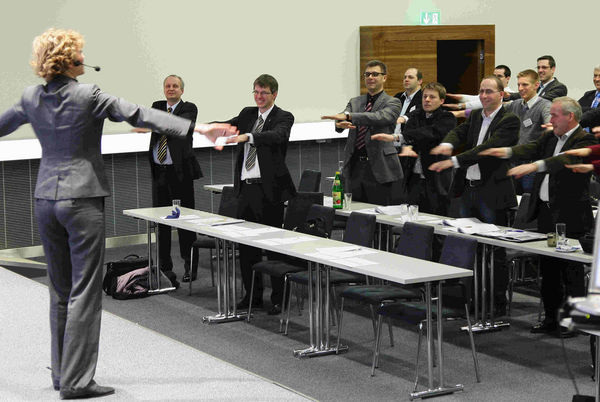 Sabine Blum übte mit den Teilnehmern, wie man sich fit am Arbeitsplatz hält. - Daniel Mund / GLASWELT