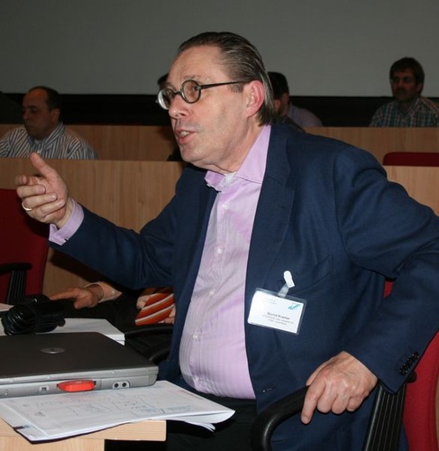 Auf der Tagung wurde intensiv diskutiert, hier Bernd Kramer von Interpane im Gespräch mit dem Referenten. - Matthias Rehberger, GLASWELT