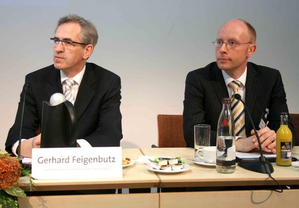 QKE-Geschäftsführer Gerald Feigenbutz und Michael Vetter, Geschäftsführer der Rewindo Fenster-Recycling-Service GmbH. - Matthias Rehberger, GLASWELT