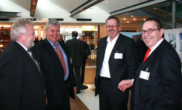 Reges Treiben herrschte in den Konferenzpausen im Foyer, hier im Bild diskutieren (v.l.) Jürgen Halbmeyer, Aribert Preussinger, Hans-Joachim Arnold und Bernd Kramer. - Matthias Rehberger, GLASWELT