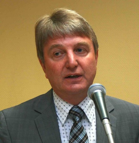 Günther Weinbacher unterstrich die Gefahren von Unverträglichkeiten bei Dichtstoffen. - Matthias Rehberger, GLASWELT