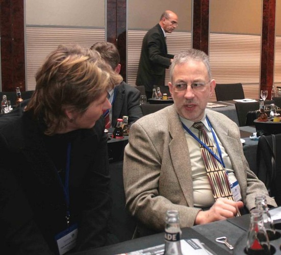 Andreas Landgraf im Gespräch mit interessierten Besuchern. - Matthias Rehberger, GLASWELT