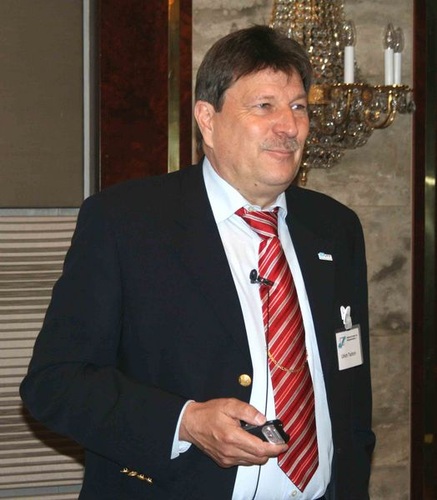 Ulrich Tschorn, der Geschäftsführer des VFF, erläuterte anhand aktueller Statistiken, dass die Zuwächse in 2009 und die prognostizierten für 2010 auf die Programme der Regierung zurückzuführen seien. - Matthias Rehberger, GLASWELT