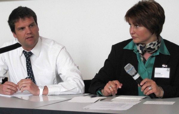 Prof. Jens Schneider von der Uni Darmstadt und Daniela Siegel, Saint-Gobain, die die Diskussionsrunde moderierte. - Matthias Rehberger, GLASWELT