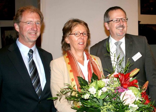 Ein Dankschön den Gastgebern aus Westphalen: Hans-Joachim Arnold (re.) dankte Anne und Carl Pinnekamp von Teutemacher Glas, die diesmal als Gastgeber fungierten. - Matthias Rehberger, GLASWELT - © Matthias Rehberger, GLASWELT
