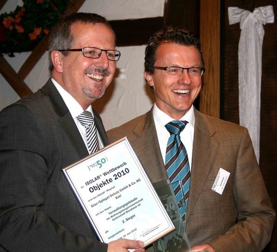 Axel Schulz (re.) freut sich über den 2. Preis, denn den 2. Platz erziele Glas+Spiegel Schulz aus Kiel. - Matthias Rehberger, GLASWELT