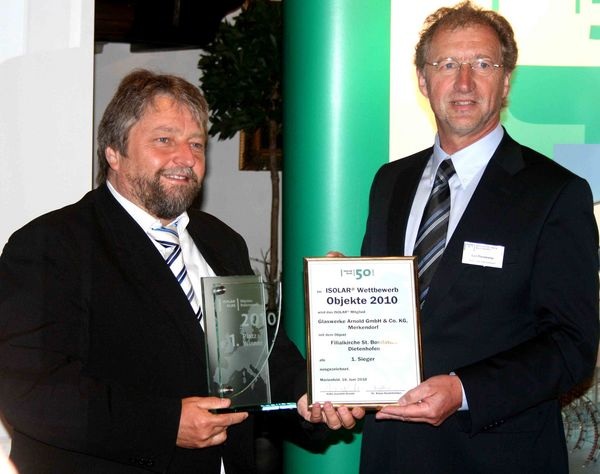 Der 1. Platz ging nach Merkendorf an die Glaswerke Arnold. Gastgeber Carl Pinnekamp (re.) übergibt den Preis. - Matthias Rehberger, GLASWELT