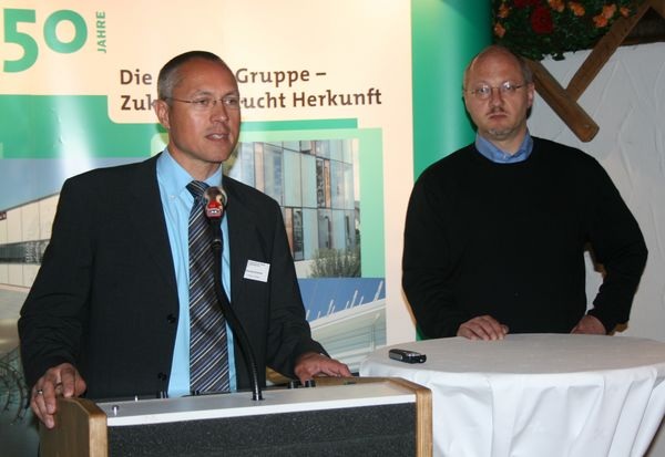 Thomas Schmitz (li.) vom Beratungsbüro mpm:tec und Bernd Hoffmann (Hoffmann GTD) zeigten die Möglichkeiten des digitalen Glasdrucks auf. - Matthias Rehberger, GLASWELT