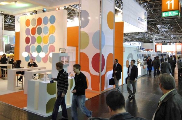 Ein Bummel durch die Hallen ist auch für die Besucher die Besucher des Rahmenprogramms spannend. - Messe Düsseldorf