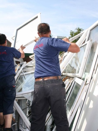 Die ausgebauten PVC-Fenster lässt Fensterbauer Kochs in einem Container zur Tönsmeier Kunststoffe GmbH zur Wiederverwertung transportieren.