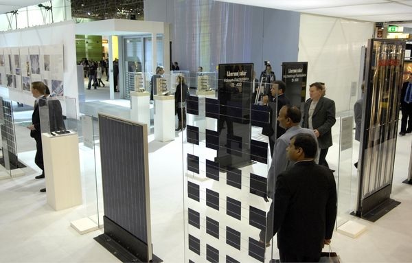 Parallel und in direkter räumlicher Verzahnung zur glasstec findet die solarpeq — Fachmesse für solare Produktionstechnik statt. - Messe Düsseldorf - © Messe Düsseldorf
Parallel und in direkter räumlicher Verzahnung zur glasstec findet die solarpeq — Fachmesse für solare Produktionstechnik statt. - Messe Düsseldorf - © Messe Düsseldorf