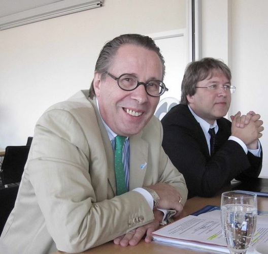 VFF-Vorstand Bernd Kramer: “Es gibt neben den genannten Fördermitteln und Konjunkturpaketen viele gute Gründe für Bauherren und Sanierer ihr Geld in moderne Energiesparfenster zu investieren." - Matthias Rehberger, GLASWELT - © Matthias Rehberger, GLASWELT
VFF-Vorstand Bernd Kramer: “Es gibt neben den genannten Fördermitteln und Konjunkturpaketen viele gute Gründe für Bauherren und Sanierer ihr Geld in moderne Energiesparfenster zu investieren." - Matthias Rehberger, GLASWELT - © Matthias Rehberger, GLASWELT