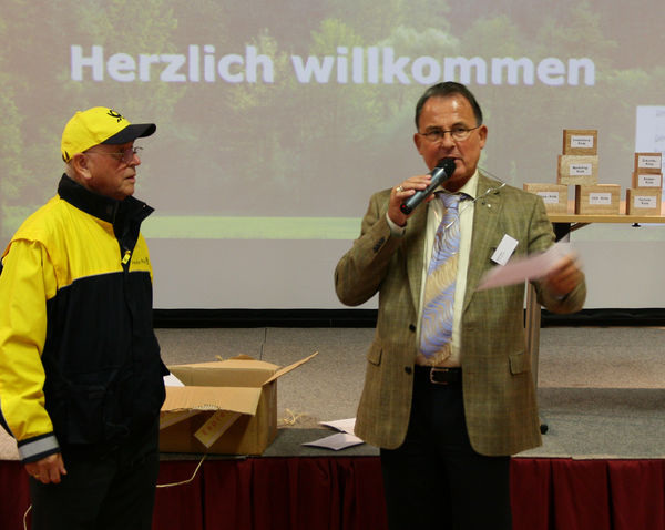 BPH-Geschäftsführer Heinz Blumenstein in Verkleidung als Postbeamter und BPH-Beiratsmitglied Rudi Walz. - Daniel Mund / GLASWELT