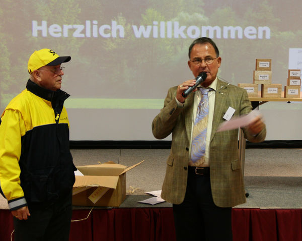 BPH-Geschäftsführer Heinz Blumenstein in Verkleidung als Postbeamter und BPH-Beiratsmitglied Rudi Walz. - Daniel Mund / GLASWELT - © Daniel Mund / GLASWELT

