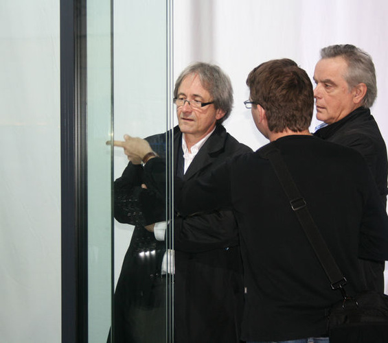 Die Sonderschua glass technology live érfreute sich eines regen Zuspruchs. Hier Architekten, die eine neue Glasanwendug begutachten. - Matthias Rehberger, GLASWELT - © Matthias Rehberger, GLASWELT
Die Sonderschua glass technology live érfreute sich eines regen Zuspruchs. Hier Architekten, die eine neue Glasanwendug begutachten. - Matthias Rehberger, GLASWELT - © Matthias Rehberger, GLASWELT
