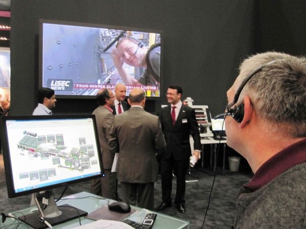 Direktschaltung vom Lisec-Stand in Düsseldorf zu Winterglas in Österreich, wo man die Maschinen live bei der Arbeit sehen konnte. - Matthias Rehberger, GLASWELT