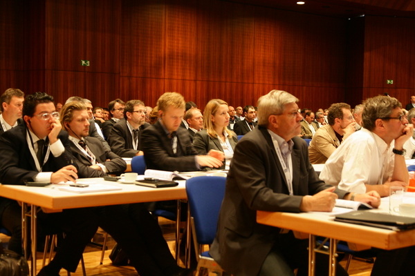 Interessierte Zuhörer im Plenum - Daniel Mund / GLASWELT - © Daniel Mund / GLASWELT
