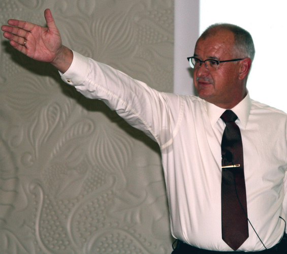 Kann trotz eines auch 2010 insgesamt unverändert schwierigen Marktumfeldes auf eine sehr positive Firmenkonjunktur verweisen: Dr. Eckhard Keill. Der Vorstandsvorsitzende der Roto Frank AG führte das während des 5. Internationalen Fachpressetages in Barcelona u. a. auf die “ausgezeichnete Lieferperformance“ zurück. Auch der Optimismus für 2011 beruhe im Wesentlichen auf dem eigenen Leistungsvermögen. - Daniel Mund / GLASWELT