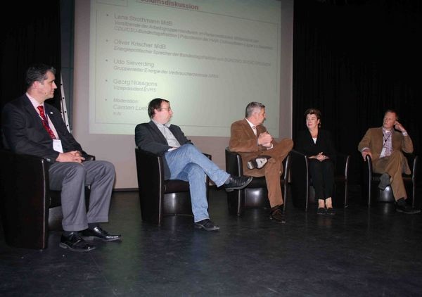 Unter der Leitung des n-tv-Journalisten Peter Lueb diskutierten Politiker und Verbaucher- und Verbandsvertreter u.a. die aktuelle Situation bei der energetischen Gebäudesanierung. - Matthias Rehberger, GLASWELT