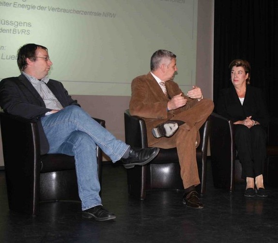Weiteres ergebnis der Diskussion: Gebäudesanierung mache Sinn, aber eine gute gesunde Umwelt ist nicht umsonst, der Bürger muss selbst aktiv werden. Das Handwerk soll ihn aber dabei informieren und unterstützen. - Matthias Rehberger, GLASWELT - © Matthias Rehberger, GLASWELT
Weiteres ergebnis der Diskussion: Gebäudesanierung mache Sinn, aber eine gute gesunde Umwelt ist nicht umsonst, der Bürger muss selbst aktiv werden. Das Handwerk soll ihn aber dabei informieren und unterstützen. - Matthias Rehberger, GLASWELT - © Matthias Rehberger, GLASWELT