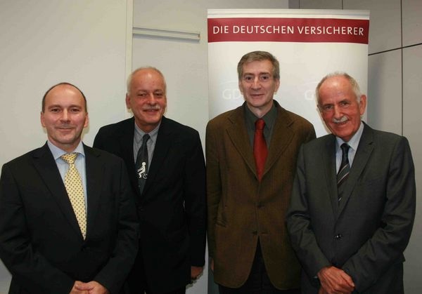 Die Referenten (v.l.): Ingo Zimmermann AXA-Versicherung, Gerhard Fischer, Kriminalpolizeiliche Beratungsstelle Köln, Peter Liebermann, Psychologe und Moderator Dr. Helmut Rieche, ZV Elektrotechnik- und Elektronikindustrie. - Matthias Rehberger, GLASWELT - © Matthias Rehberger, GLASWELT
