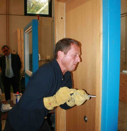 Wer knackt die Tür? Einbruchstest im GDV-Labor. - Matthias Rehberger, GLASWELT